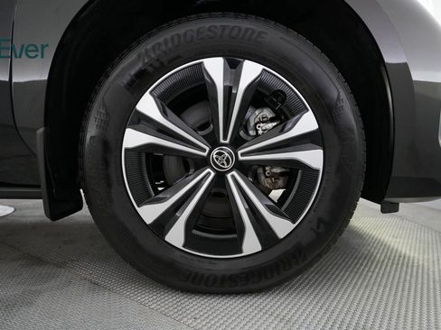 Used 2024 Toyota bZ4X XLE w/ Weather Package image 19