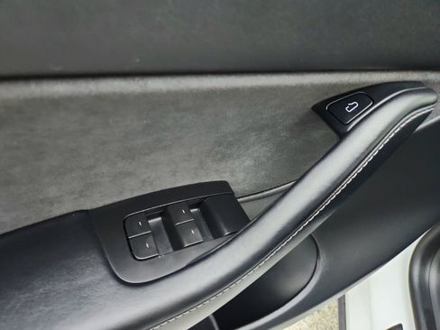 Used 2022 Tesla Model Y Long Range AWD/4WD image 25