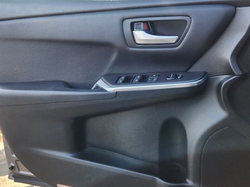 Used 2016 Toyota Camry SE image 12