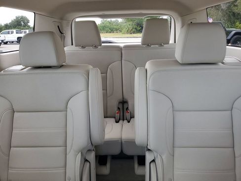 Used 2022 GMC Acadia Denali w/ Denali Ultimate Package image 13