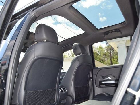 Used 2022 Mercedes-Benz GLB 250 4MATIC w/ Premium Package Lite image 33