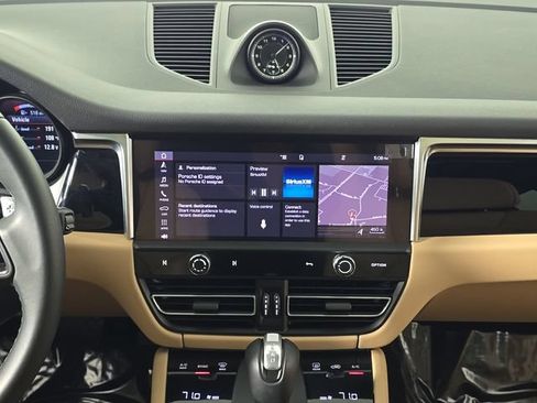 Certified 2022 Porsche Macan AWD/4WD image 19