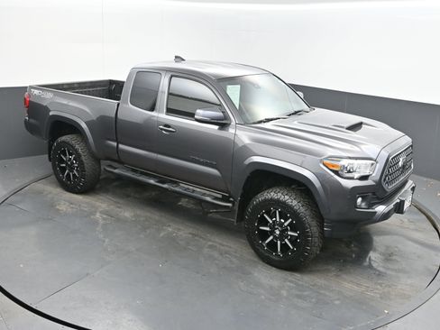Used 2019 Toyota Tacoma TRD Sport w/ Technology Package image 26