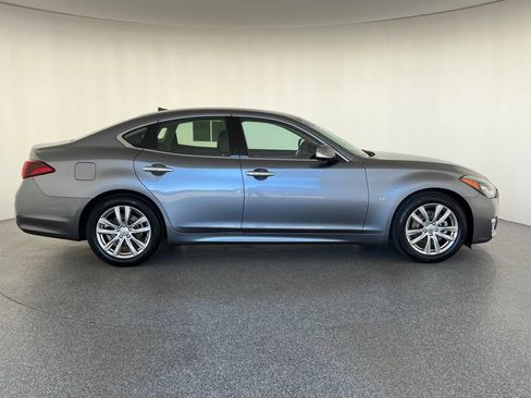 Used 2017 INFINITI Q70 3.7 RWD image 2