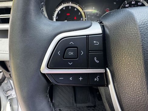 Used 2023 Toyota Highlander XLE AWD/4WD image 22