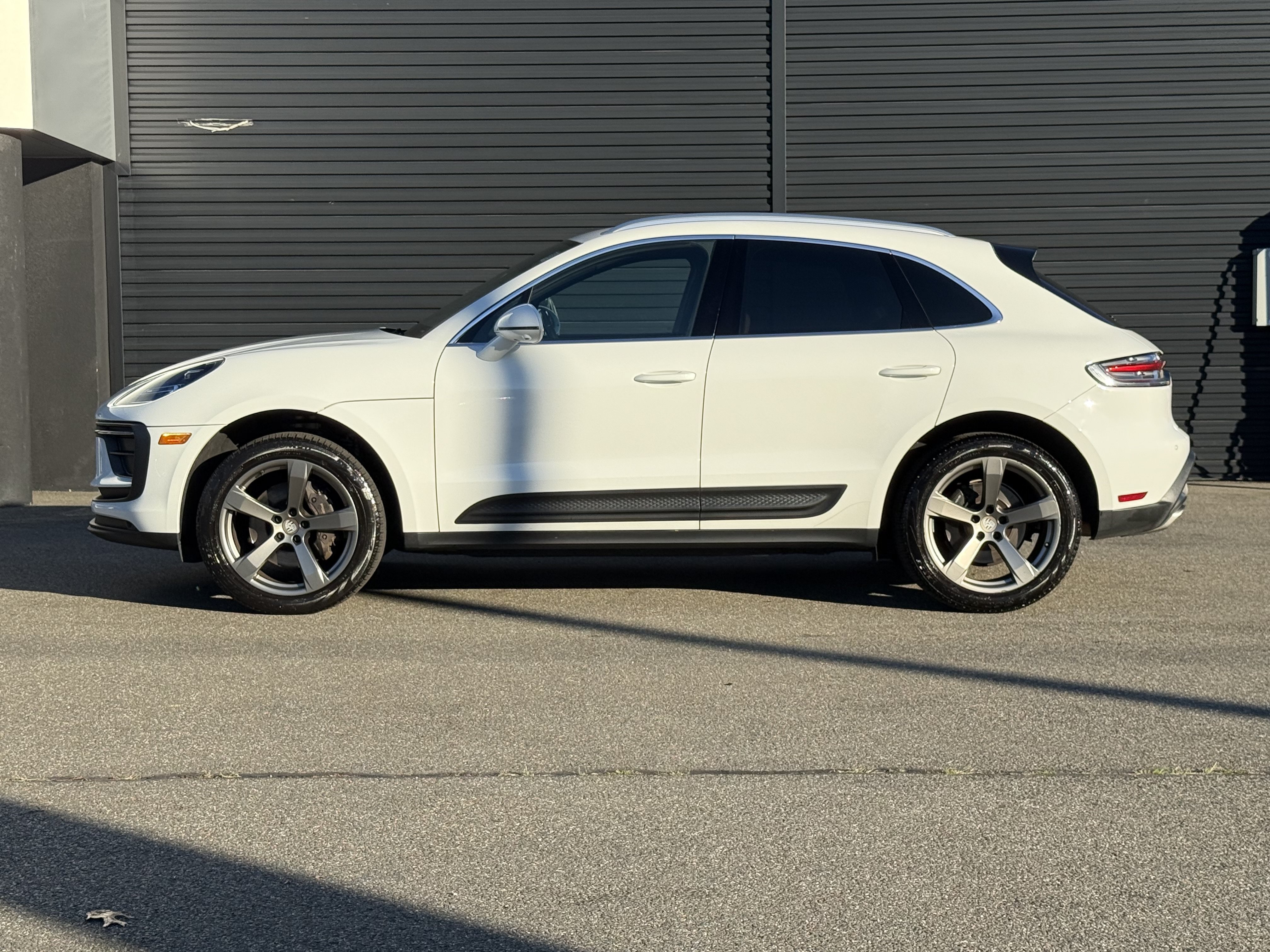 Certified 2023 Porsche Macan AWD/4WD image 2