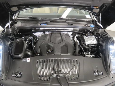 Certified 2025 Porsche Macan AWD/4WD image 50