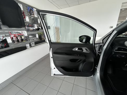 Used 2026 Chrysler Pacifica Select FWD image 10