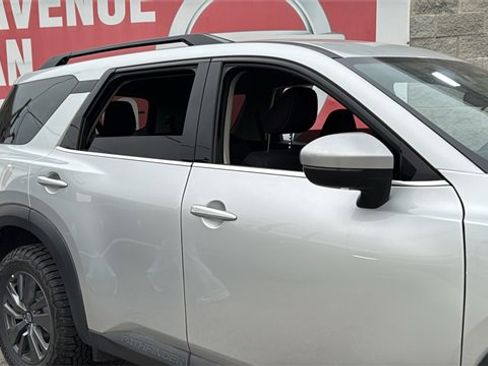 Used 2024 Nissan Pathfinder SV image 6