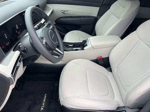 Used 2025 Hyundai Tucson SE FWD image 17