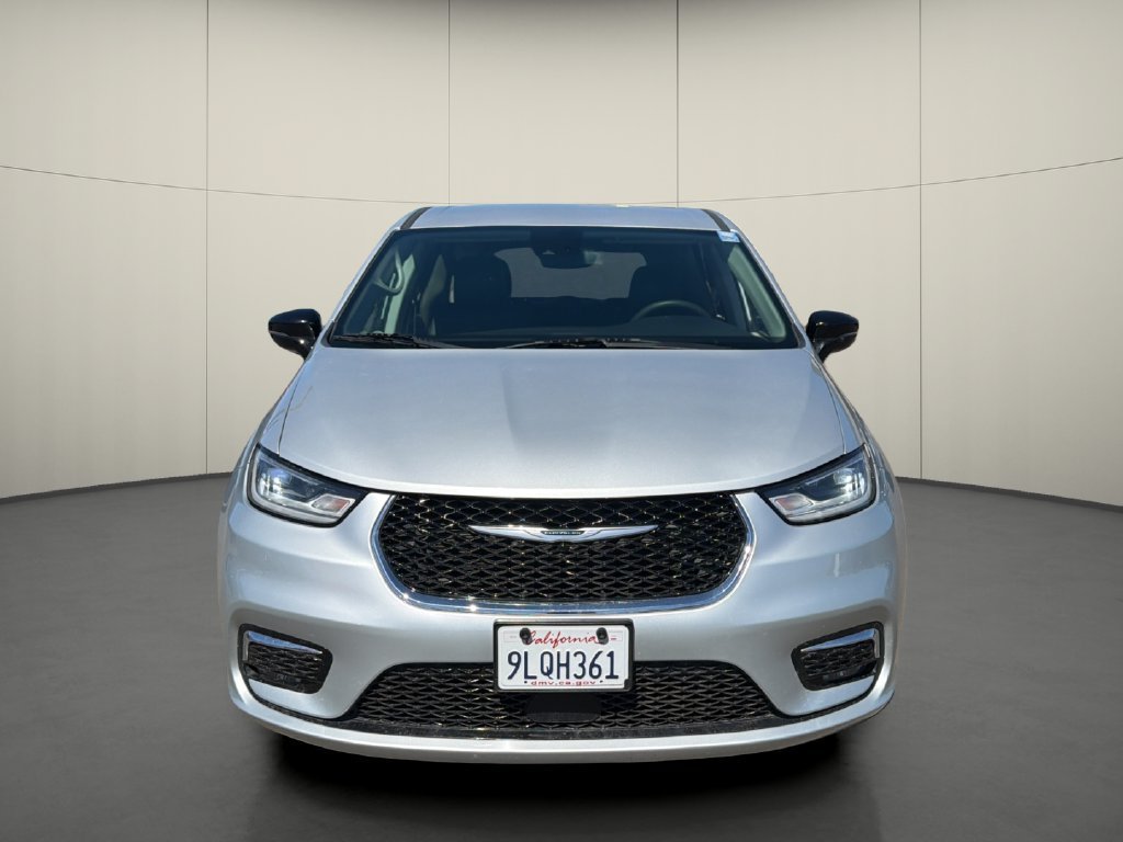 Used 2024 Chrysler Pacifica Touring-L FWD image 2