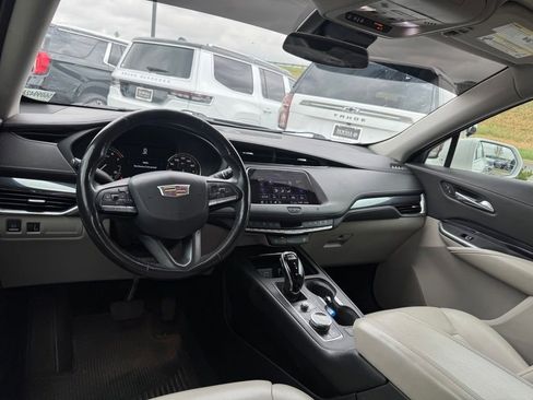 Used 2020 Cadillac XT4 Luxury w/ Cold Weather Package FWD image 3