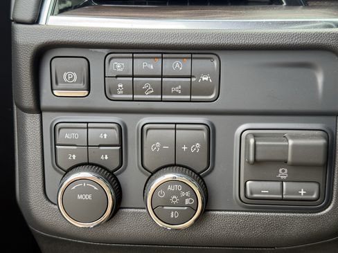 Used 2026 Chevrolet Tahoe Z71 w/ Comfort Package AWD/4WD image 25