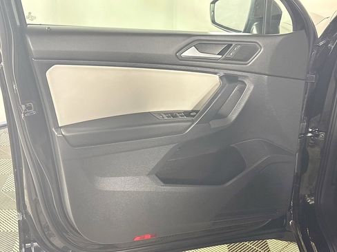 Used 2021 Volkswagen Tiguan SE image 10