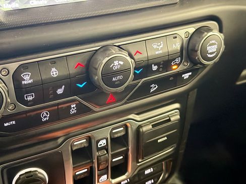 Used 2020 Jeep Wrangler Unlimited Sahara AWD/4WD image 23
