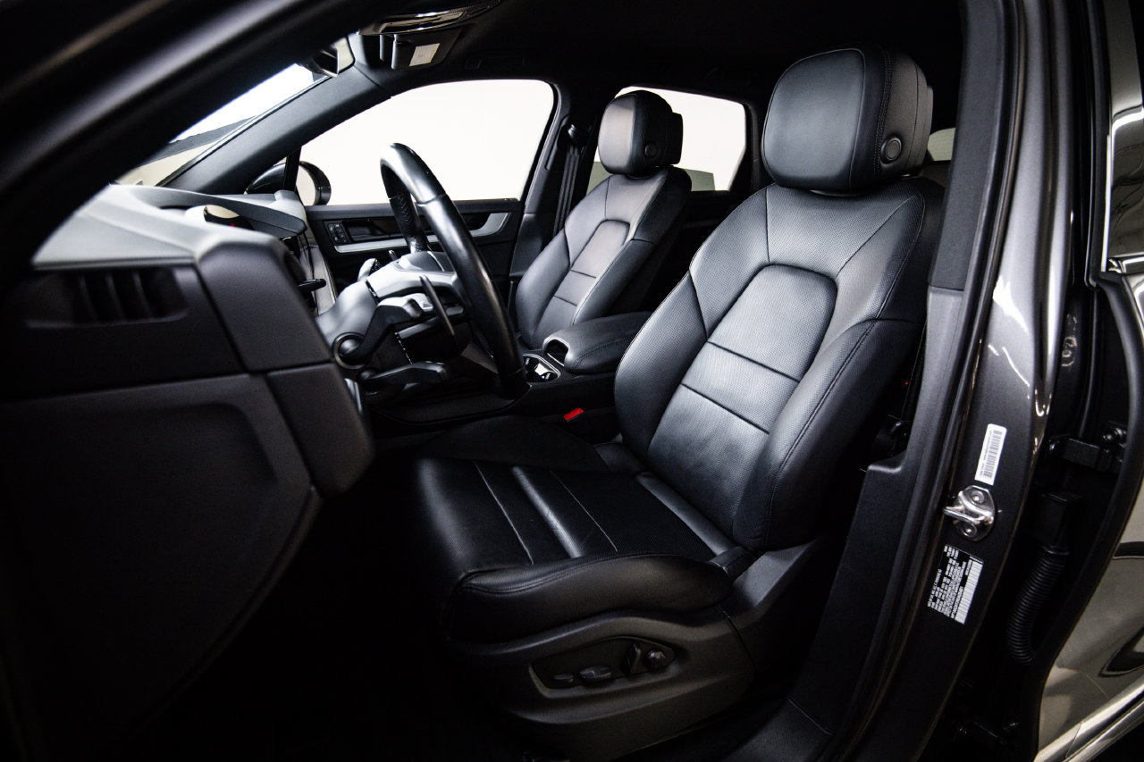 Certified 2024 Porsche Cayenne AWD/4WD image 5