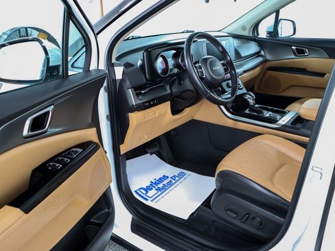 Used 2024 Kia Carnival LX FWD image 3