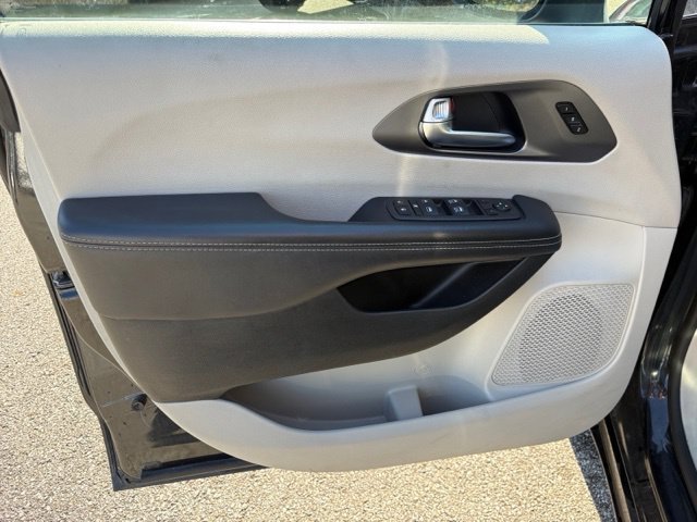 Used 2023 Chrysler Pacifica Touring-L FWD image 25
