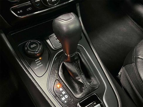 Used 2021 Jeep Cherokee Limited image 34