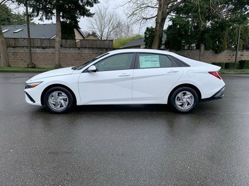 New 2026 Hyundai Elantra SE FWD image 2