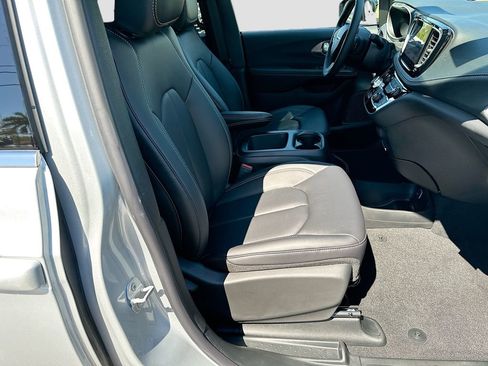New 2026 Chrysler Pacifica Select image 28