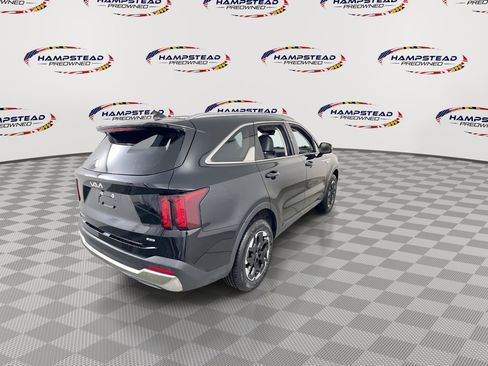 Used 2024 Kia Sorento S image 8