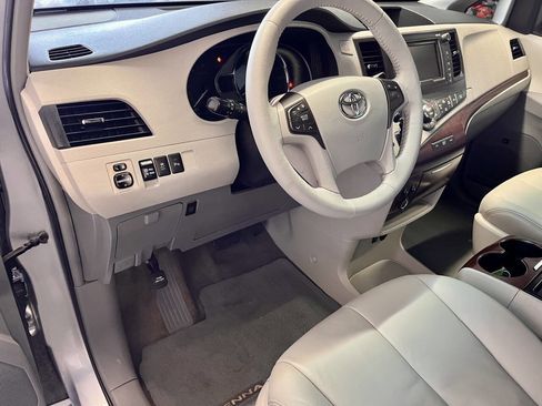 Used 2011 Toyota Sienna XLE image 15