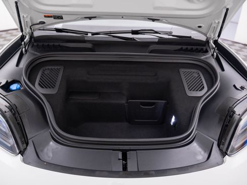 Certified 2025 Porsche Macan Electric image 32