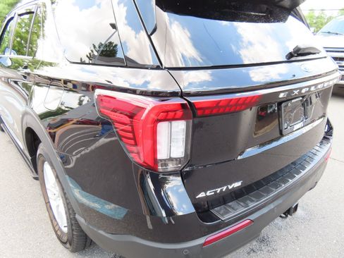 Used 2025 Ford Explorer Active AWD/4WD image 14