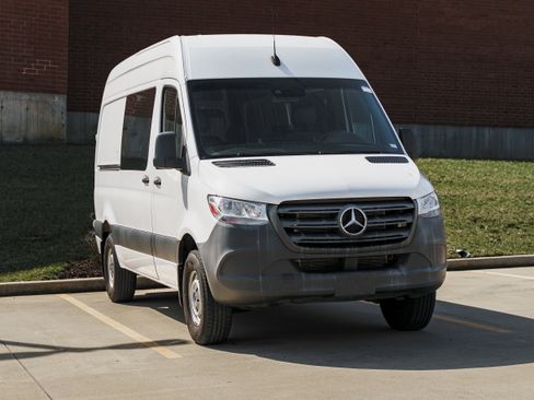 Used 2020 Mercedes-Benz Sprinter 2500 image 2