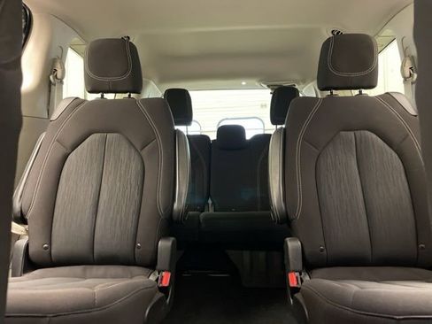 Used 2020 Chrysler Voyager LX image 12