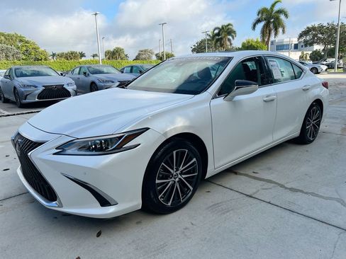 Certified 2025 Lexus ES 350 w/ Premium Package image 3