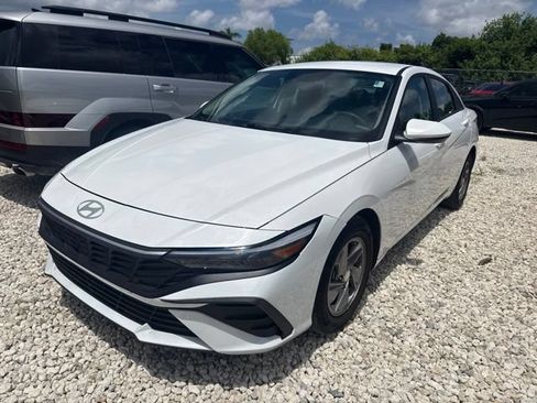 Used 2024 Hyundai Elantra SE FWD image 1