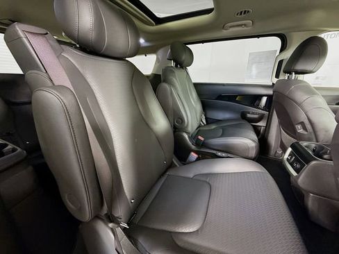 Used 2025 Kia Carnival SX Prestige image 30