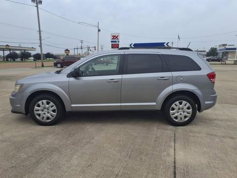 Used 2017 Dodge Journey SE w/ Flexible Seating Group image 2