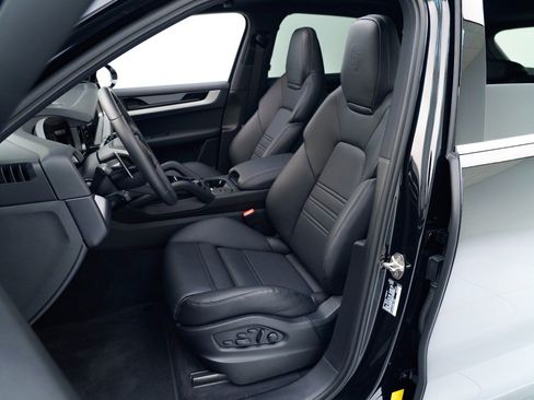 Used 2025 Porsche Cayenne S image 5