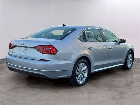 Used 2018 Volkswagen Passat 2.0T SE image 4