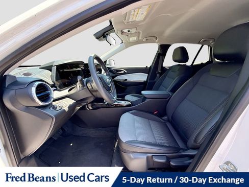 Used 2025 Chevrolet Trax LT FWD image 27
