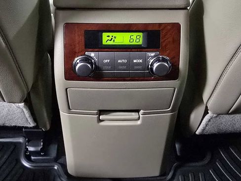 Used 2013 Toyota Highlander Limited AWD/4WD image 18