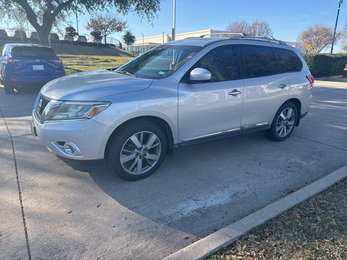 Used 2013 Nissan Pathfinder Platinum w/ Platinum Premium Pkg image 2
