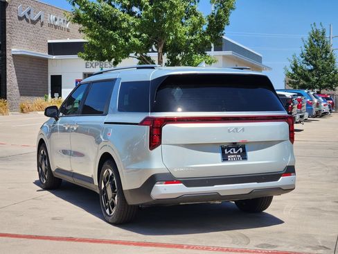 New 2026 Kia Carnival EX FWD image 4