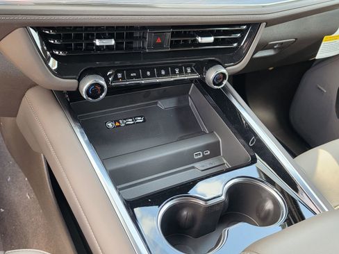 New 2026 Chevrolet Suburban LT image 18