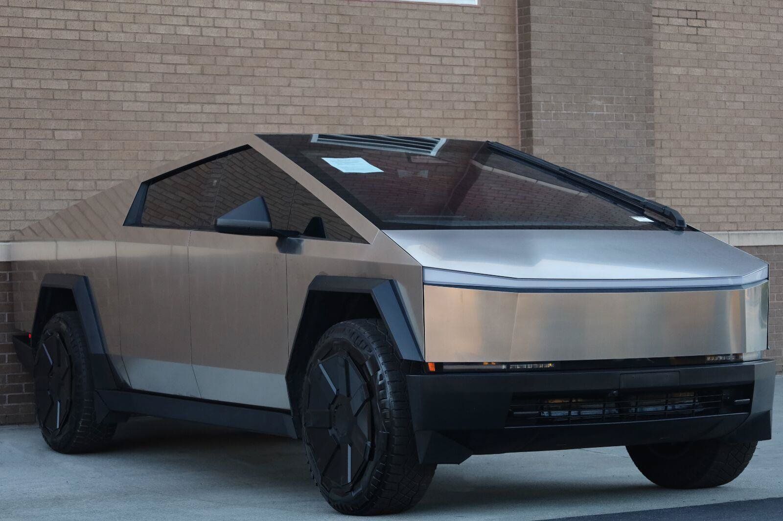 Used 2024 Tesla Cybertruck AWD Crew Cab image 5