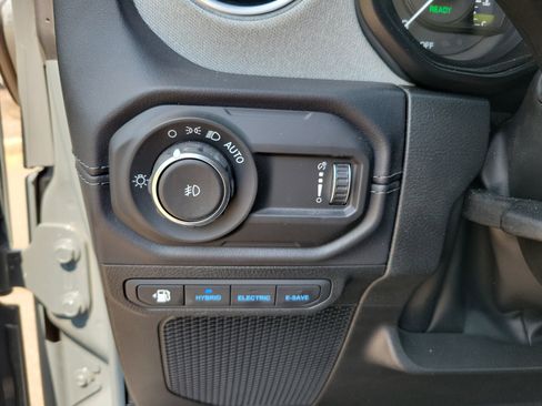 Used 2025 Jeep Wrangler Sahara image 18