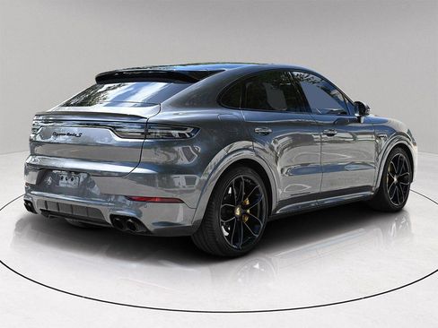 Used 2023 Porsche Cayenne Turbo S image 5