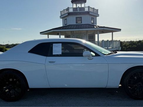 Used 2018 Dodge Challenger SXT RWD image 4