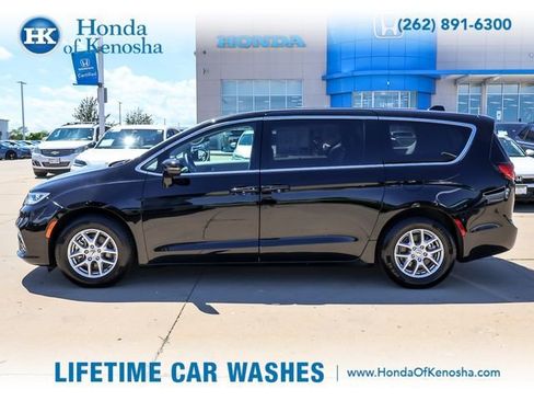 Used 2024 Chrysler Pacifica Touring-L FWD image 2