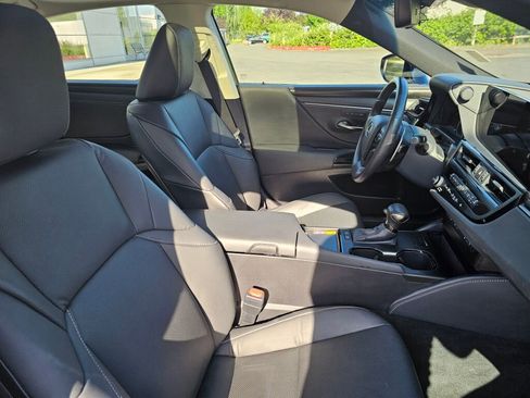 Used 2025 Lexus ES 300h w/ Premium Package FWD image 11