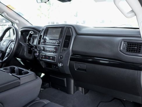 Used 2022 Nissan Titan SV image 34