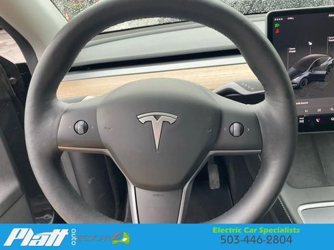 Used 2024 Tesla Model Y 2WD image 27